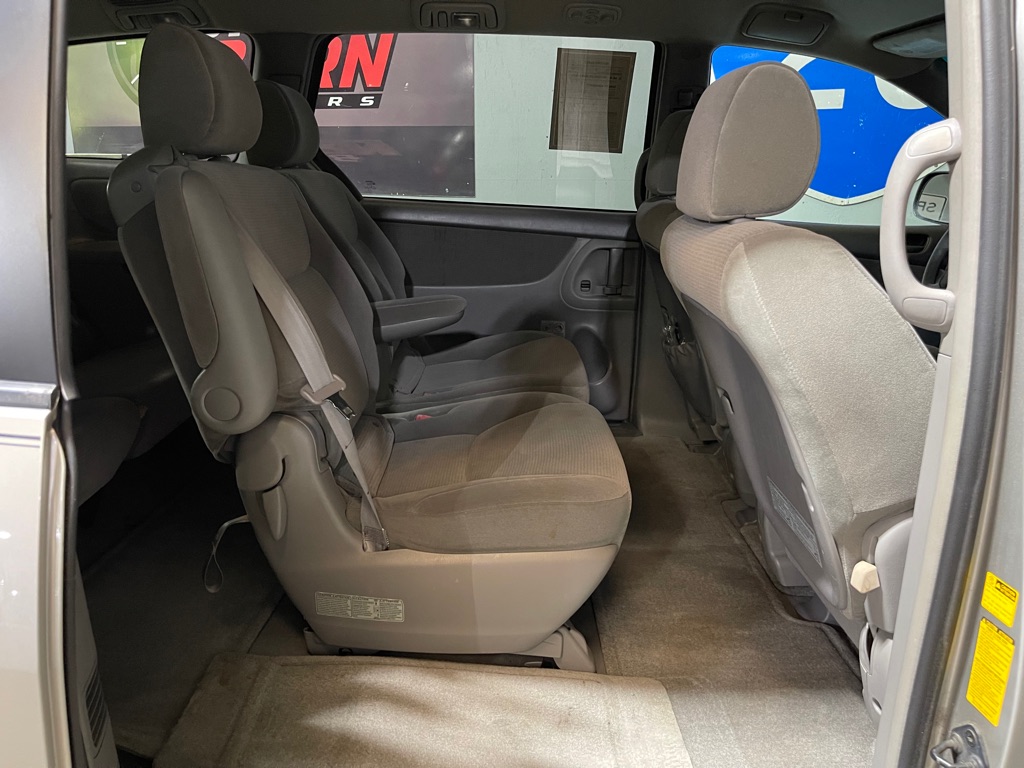 2004 TOYOTA SIENNA CE 7 PASSENGER
