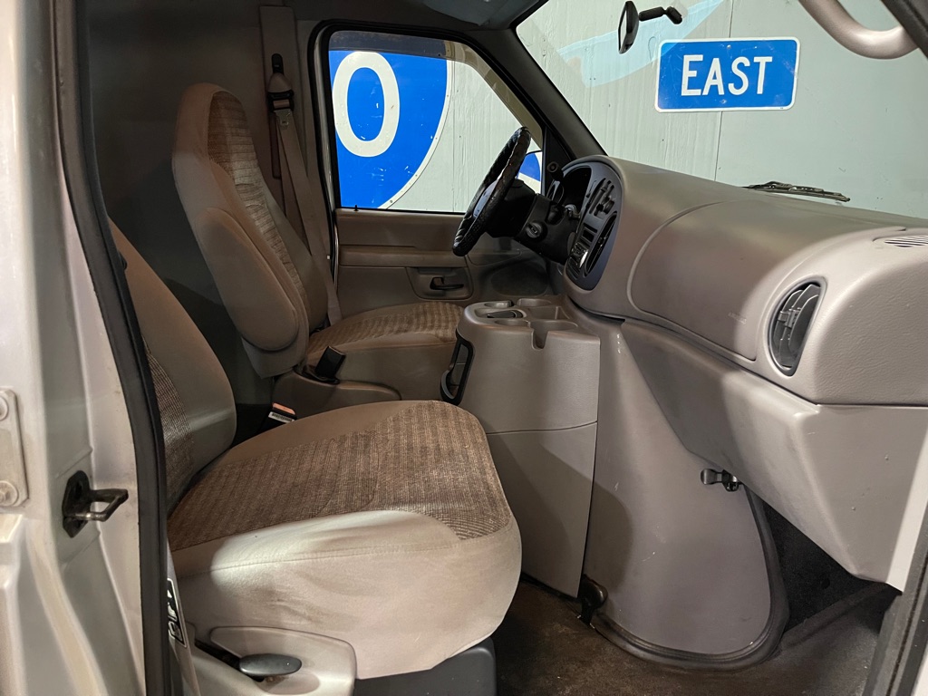 2002 FORD E-SERIES E-150