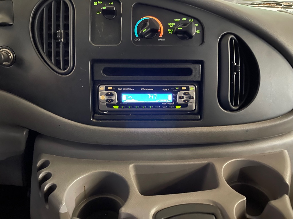 2002 FORD E-SERIES E-150