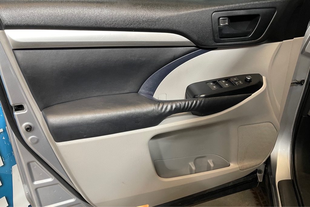 2014 TOYOTA HIGHLANDER LE