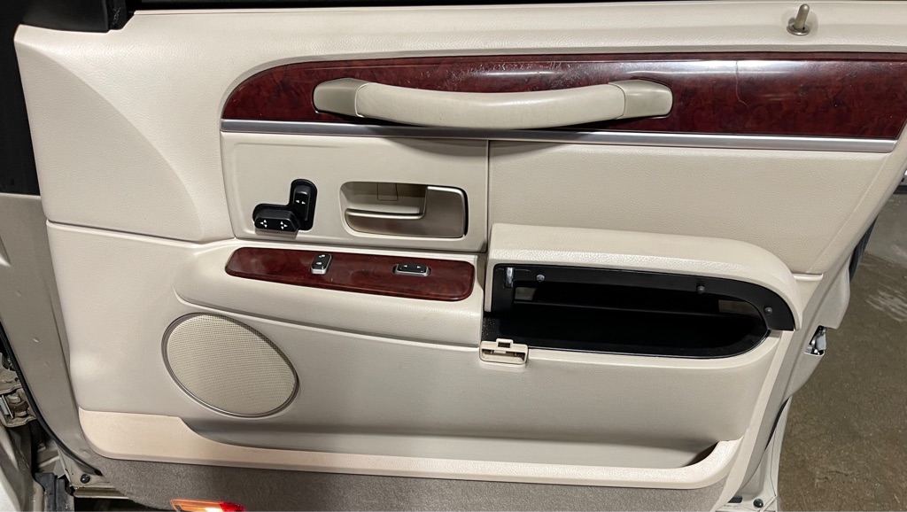 2005 LINCOLN TOWN CAR SIGNATURE