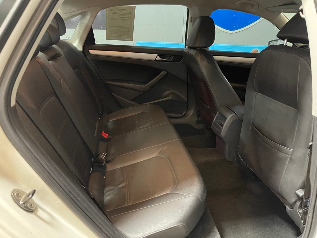 2012 VOLKSWAGEN PASSAT SE