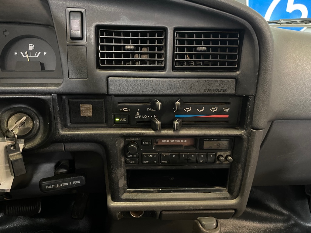 1990 TOYOTA PICKUP DELUXE