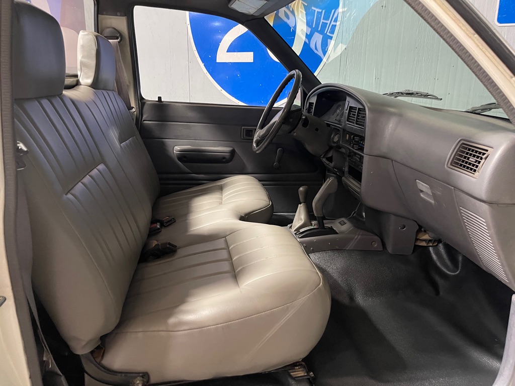 1990 TOYOTA PICKUP DELUXE