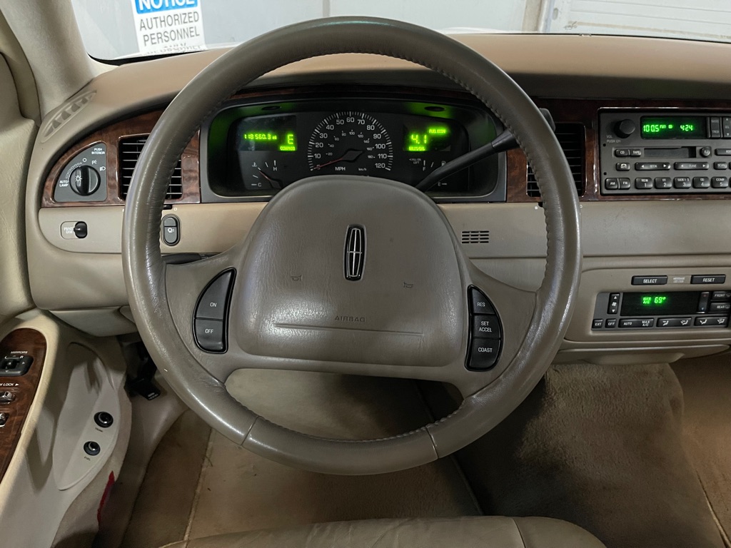 2001 LINCOLN TOWN CAR EXECUTIVE