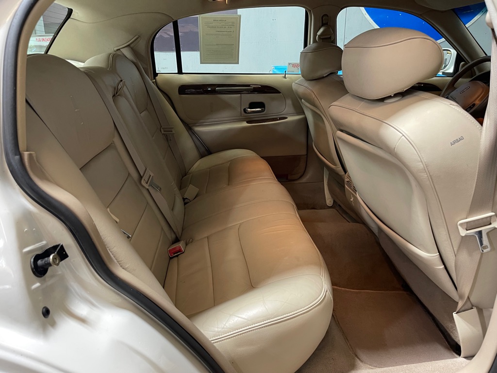 2001 LINCOLN TOWN CAR EXECUTIVE