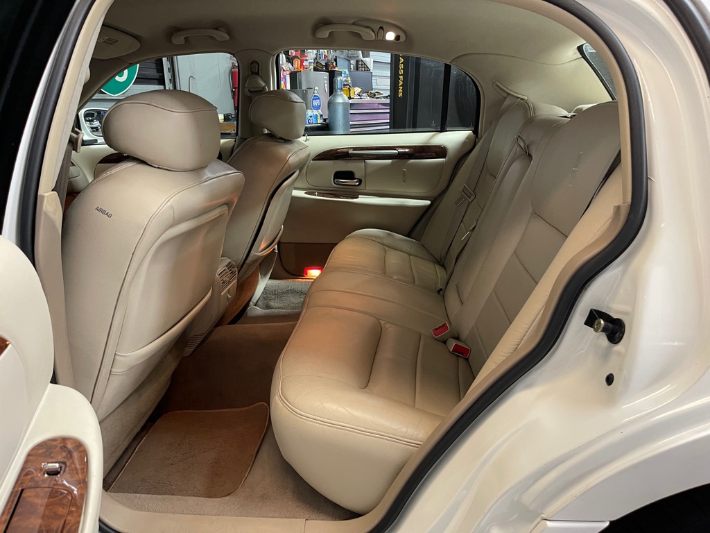 2001 LINCOLN TOWN CAR EXECUTIVE