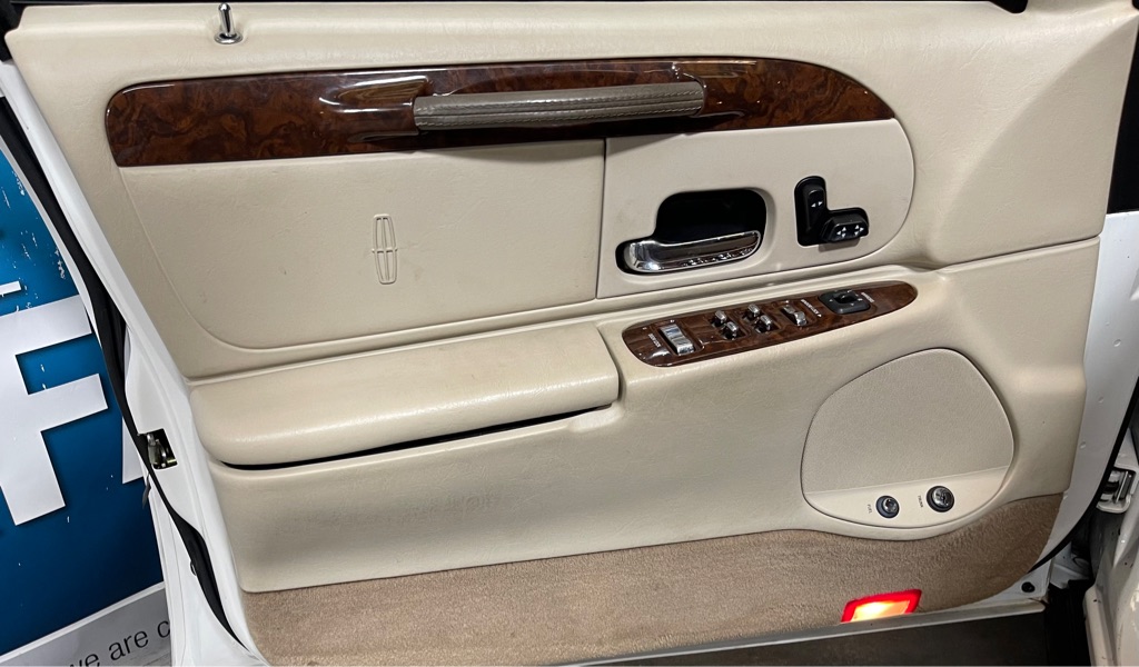 2001 LINCOLN TOWN CAR EXECUTIVE