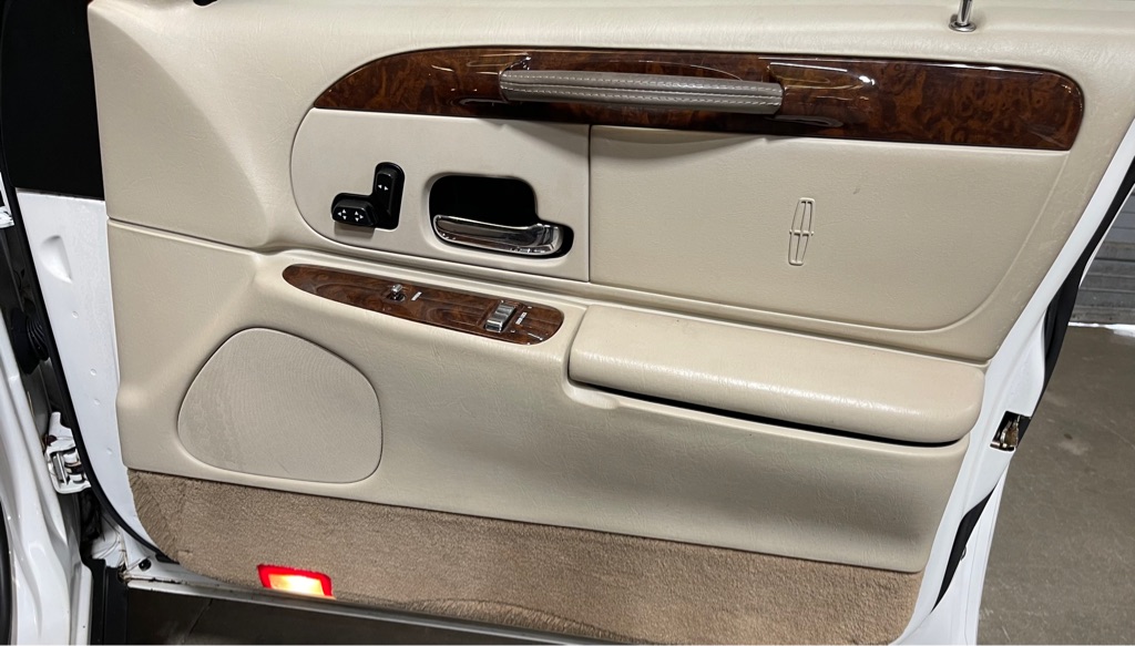 2001 LINCOLN TOWN CAR EXECUTIVE