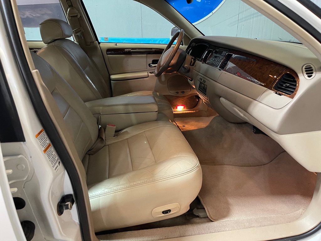 2001 LINCOLN TOWN CAR EXECUTIVE