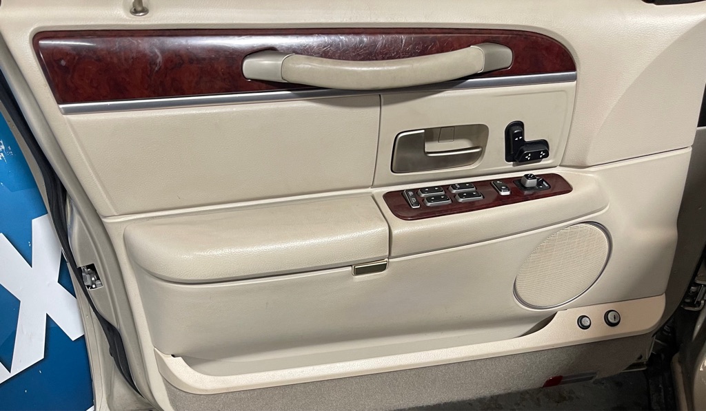 2005 LINCOLN TOWN CAR SIGNATURE