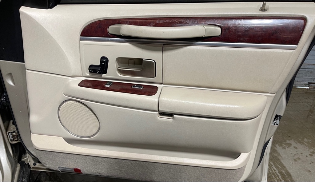 2005 LINCOLN TOWN CAR SIGNATURE