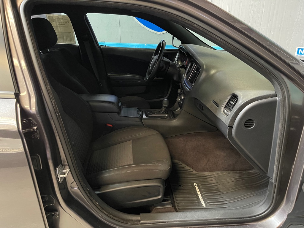 2017 Dodge Charger SXT photo 16