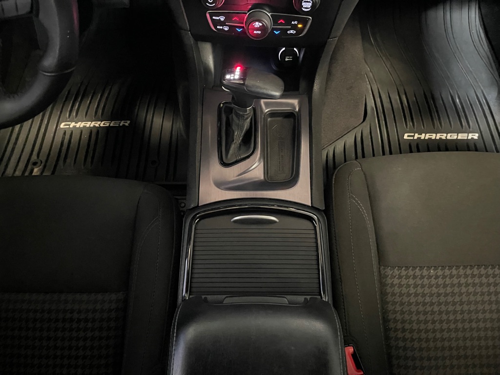 2017 Dodge Charger SXT photo 13