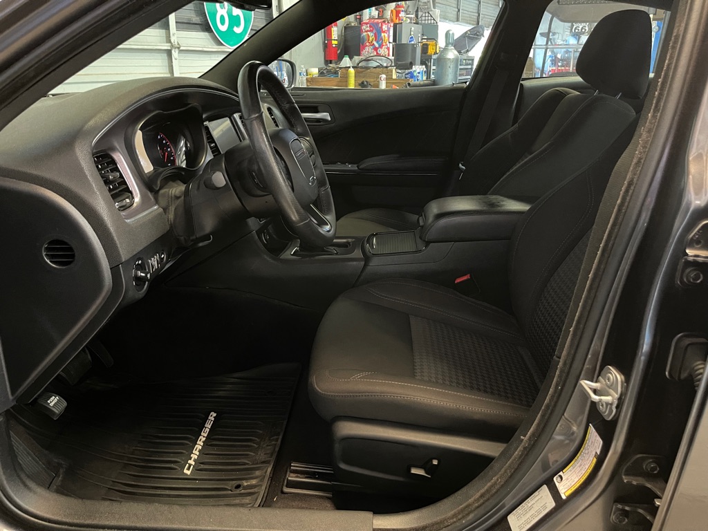 2017 Dodge Charger SXT photo 9