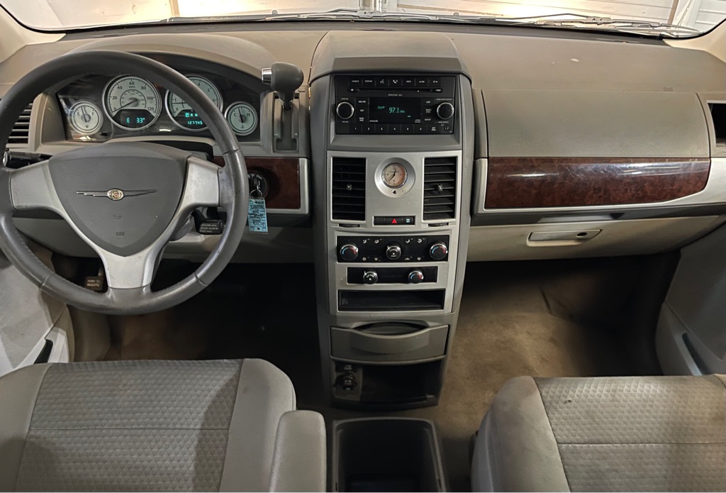 2009 Chrysler Town & Country Touring - Photo 14