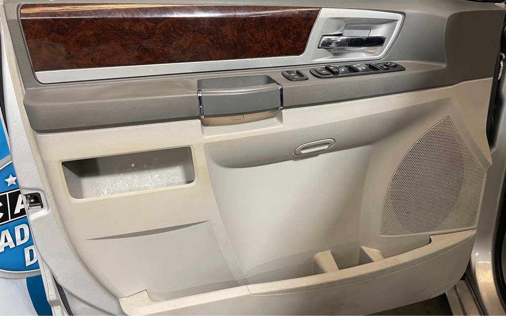 2009 Chrysler Town & Country Touring - Photo 9